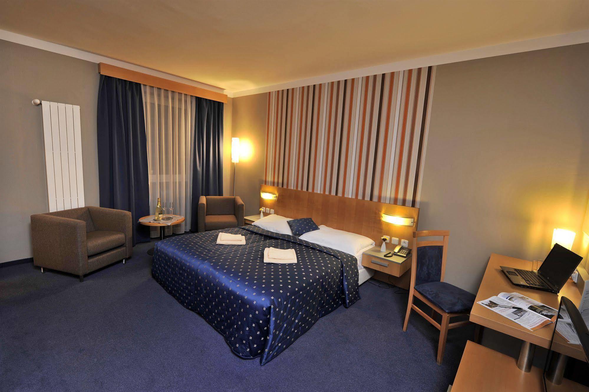 Hotel Blue Братислава Экстерьер фото